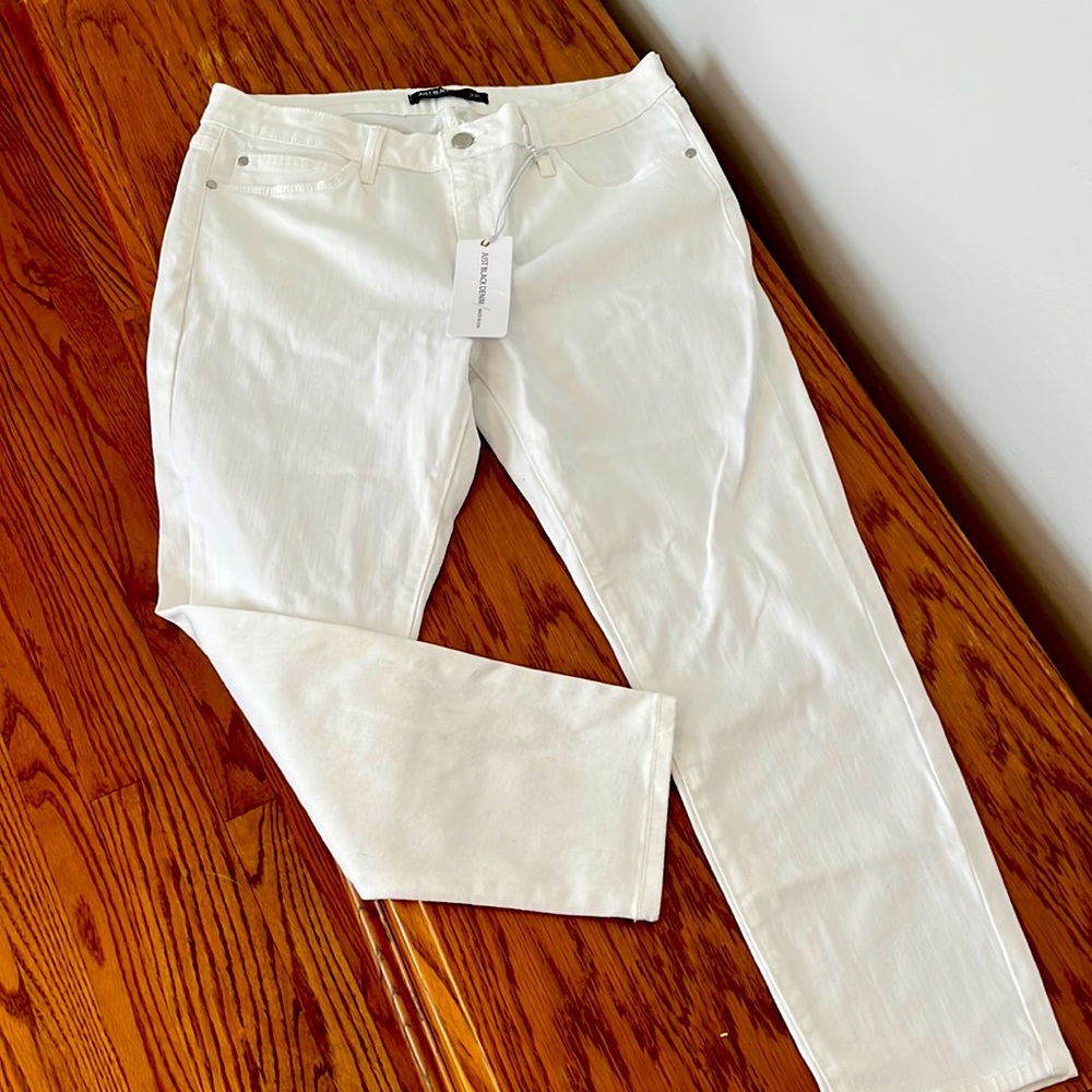 Just Black Denim White High rise crop skinny jeans. Brand new never worn!!